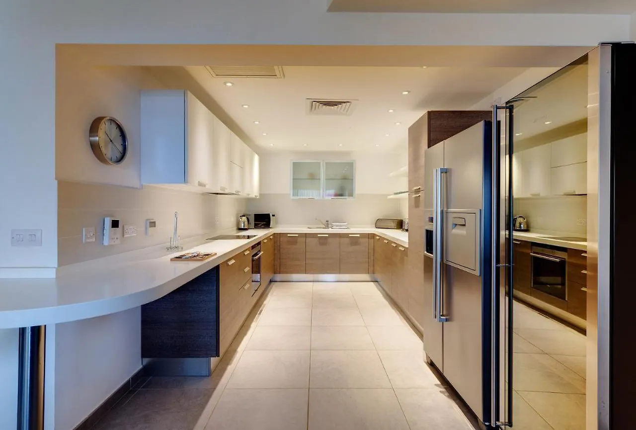 Seaview Apartment In Fort Cambridge, Sliema